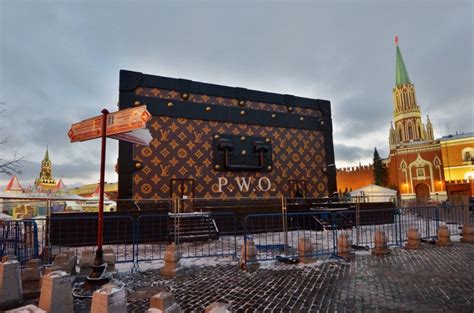 Russians not amused by giant Louis Vuitton suitcase in Moscow's 